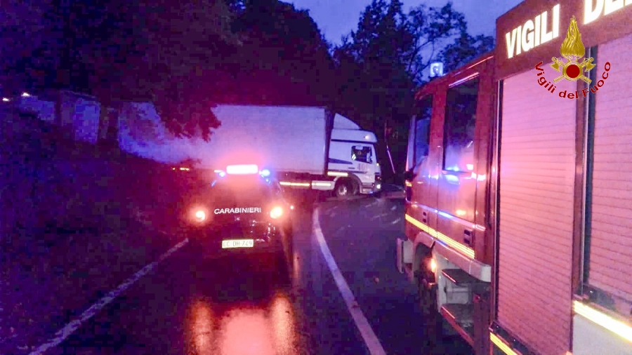 Varese, intervento dei Vigili del Fuoco per rimuovere un autocarro bloccato sulla provinciale
