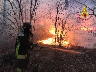 Varese, prosegue l'impegno dei Vigili del Fuoco per domare l'incendio in localit Rasa - Monte Martica