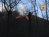 Varese, prosegue l'impegno dei Vigili del Fuoco per domare l'incendio in localit Rasa - Monte Martica