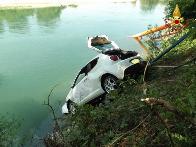 Lodi, intervento dei Vigili del Fuoco per recuperare un'autovettura finita nel fiume Adda