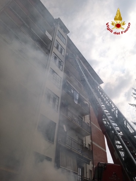 Incendio in un condominio di otto piani, evacuati tutti i residenti