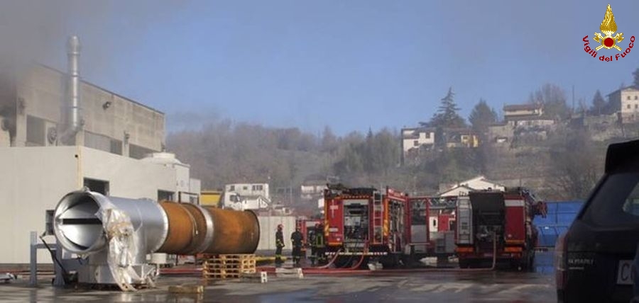  Massa Carrara, incendio cartiera a Fivizzano 