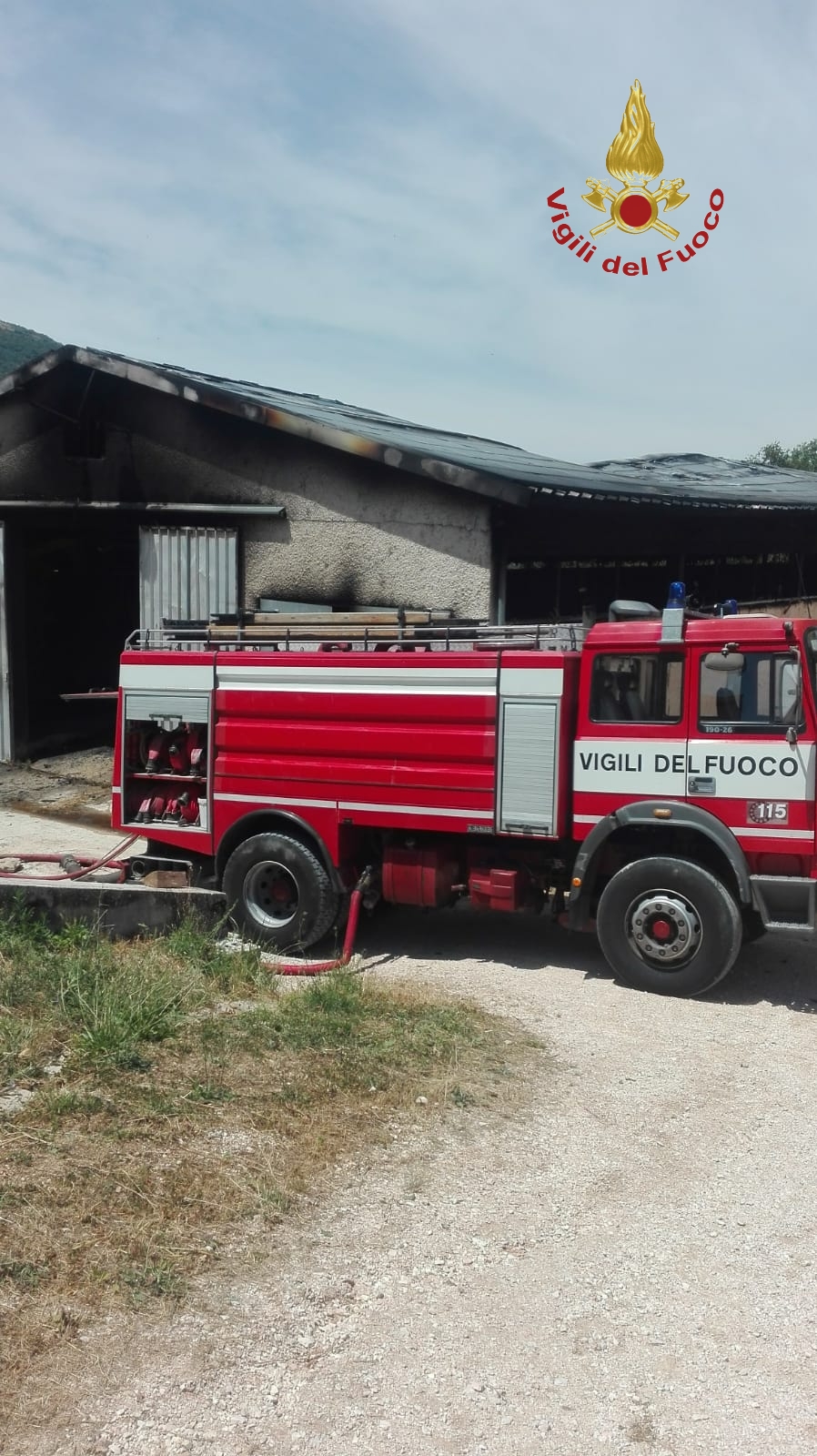 Macerata, violento incendio in azienda agricola nel comune di San Severino Marche
