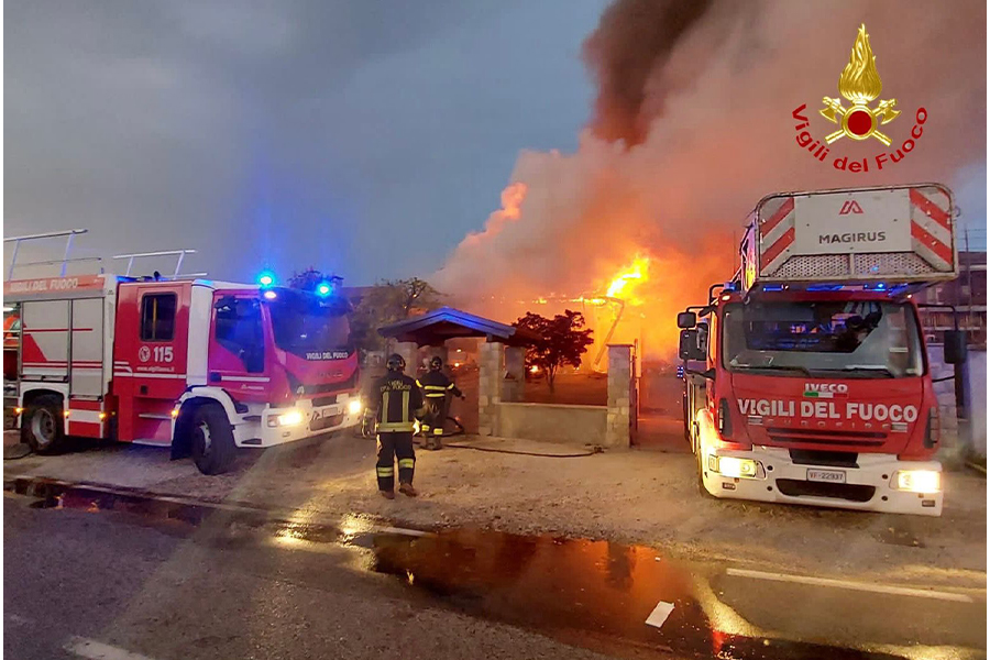 Mantova, casa bifamiliare devastata dalle fiamme