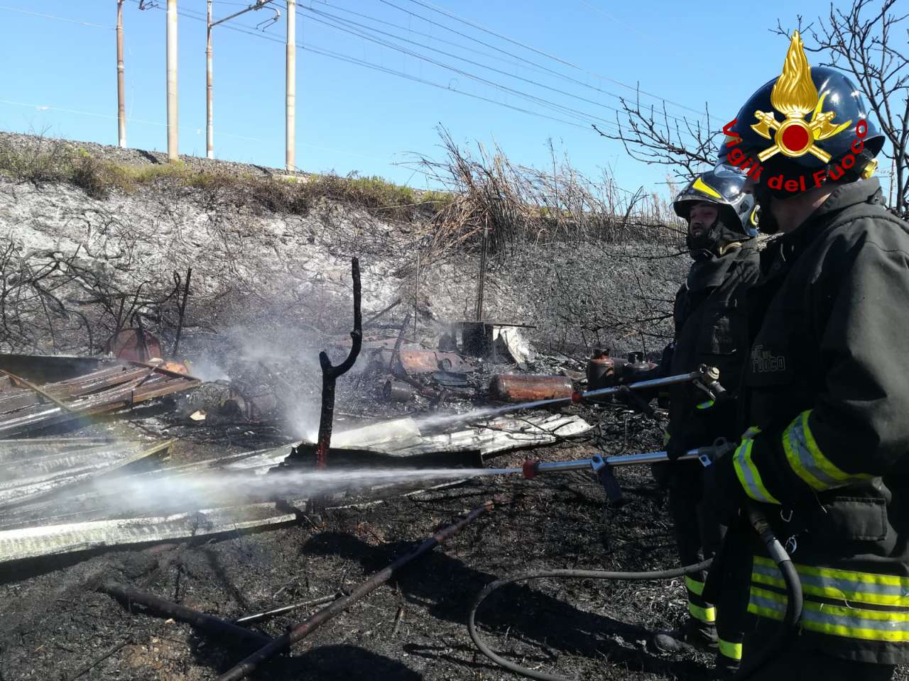 Ancona, incendio vegetazione lungo la linea ferroviaria a Marotta di Mondolfo