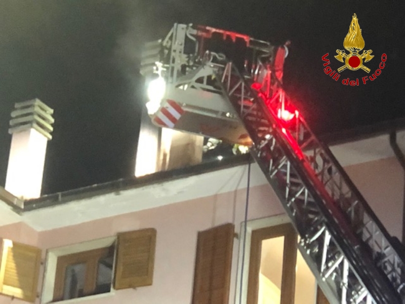 Ascoli Piceno, incendio tetto abitazione 