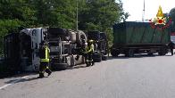 Varese, incidente stradale che ha coinvolto un pesante mezzo per il trasporto dei rifiuti