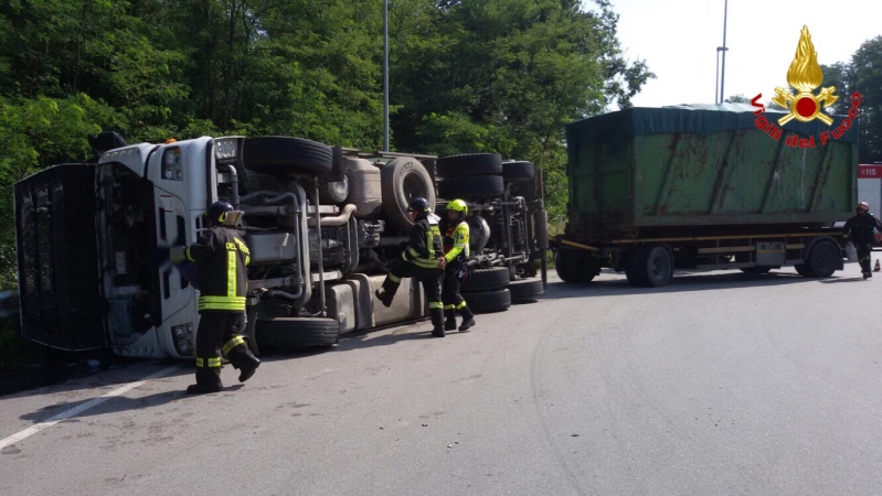 Varese, incidente stradale che ha coinvolto un pesante mezzo per il trasporto dei rifiuti
