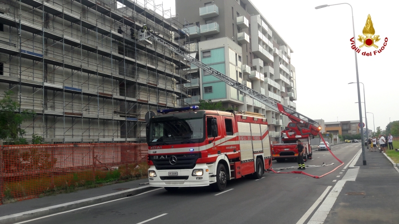 Milano, incendio all'interno di un palazzo nella periferia est