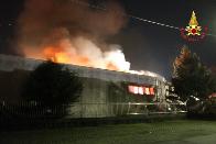 Varese, vasto incendio in un capannone industriale nel comune di Caronno Pertusella