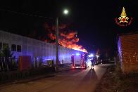 Varese, vasto incendio in un capannone industriale nel comune di Caronno Pertusella