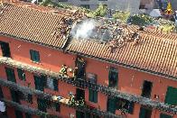 Milano, vasto incendio in un appartamento