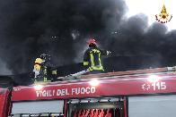 Incendio in un deposito di rifiuti speciali a Milano