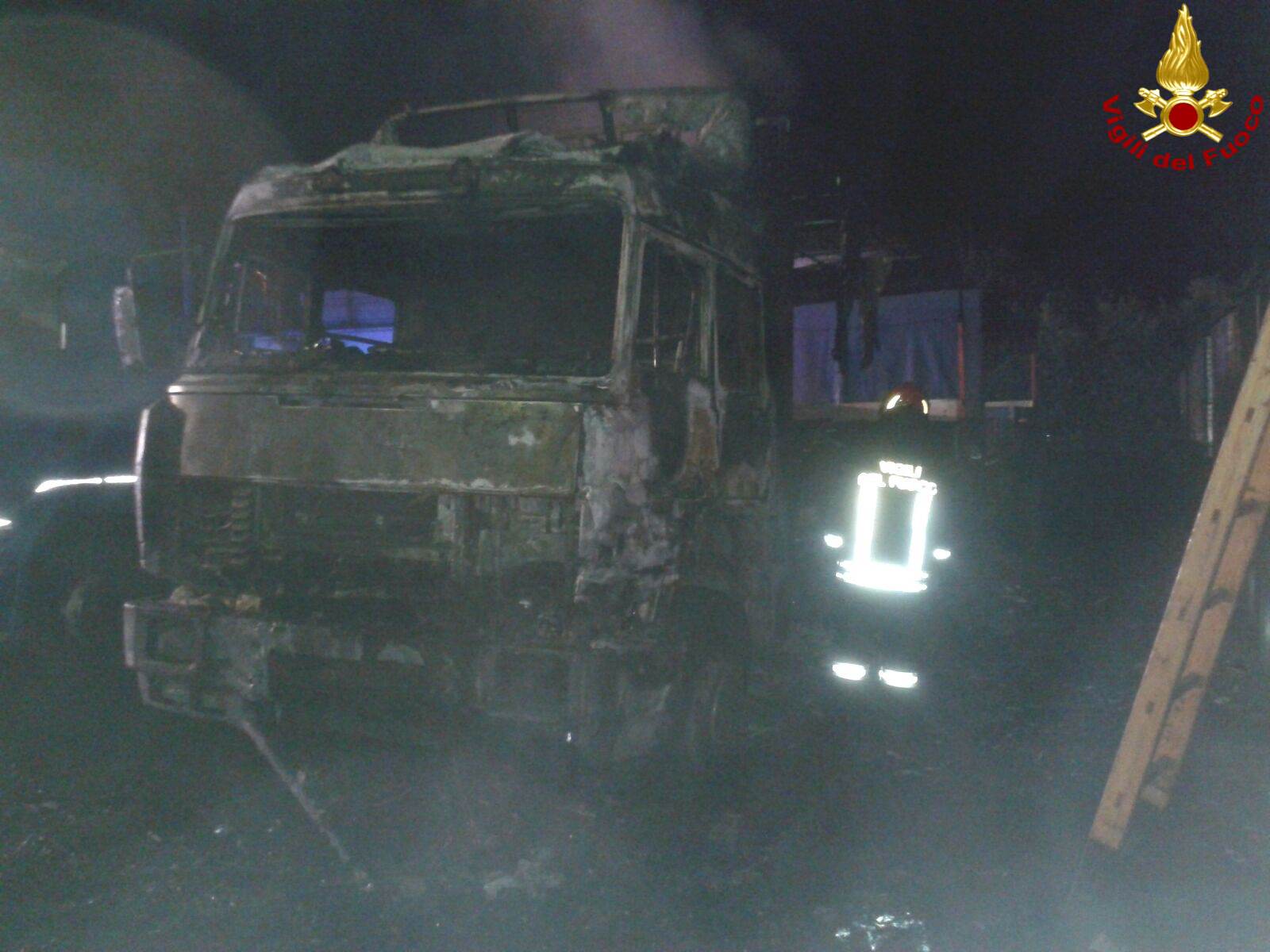 Modena, incendio in ditta trasporti alla periferia di Sassuolo