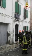 Modena, i Vigili del fuoco salvano due persone da edificio in fiamme