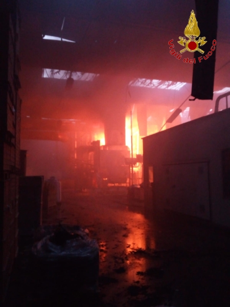 Modena, incendio all'interno di un'azienda per la lavorazione del legno a Finale Emilia