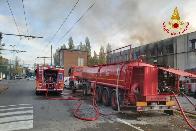 Modena, incendio in un deposito di derrate alimentari