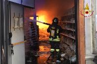 Modena, incendio in un deposito di derrate alimentari