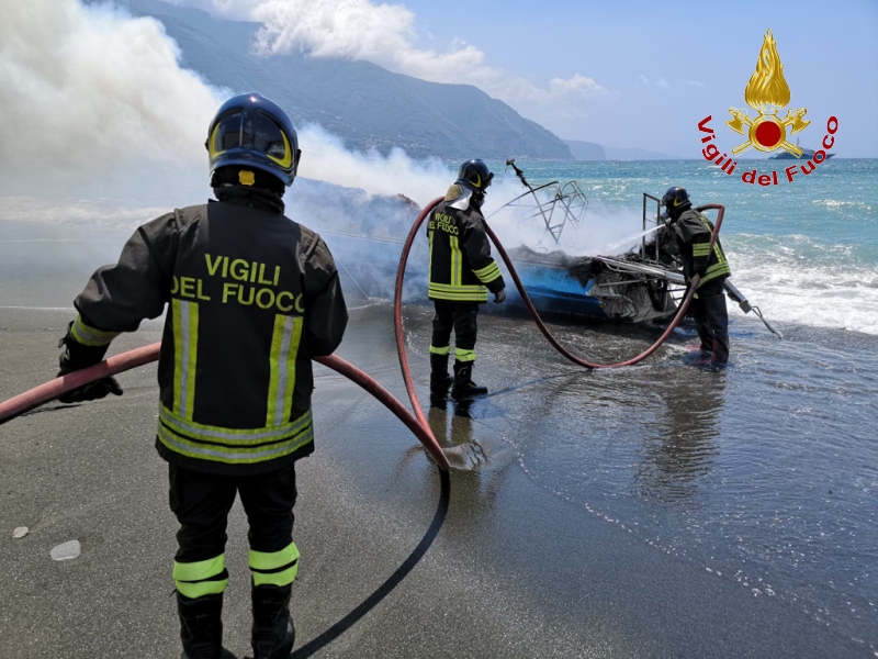 Napoli, incendio barca nelle acque antistanti Castellammare di Stabia