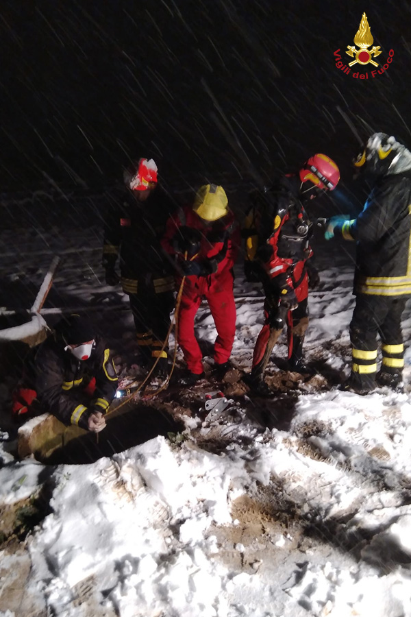 Il tentativo di salvataggio dell'uomo caduto in un pozzo a Castelfranci