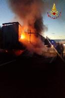 Novara, incendio autoarticolato sull'autostrada A4