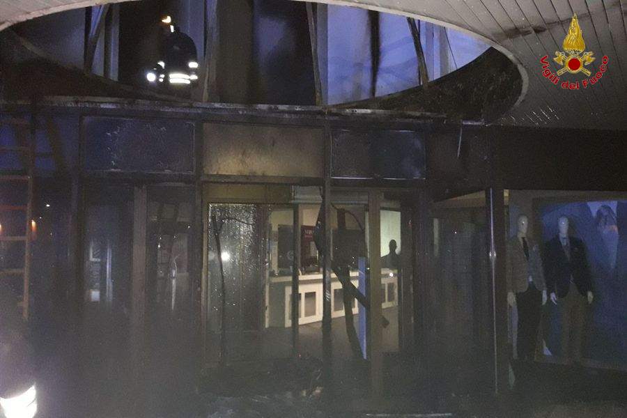 Novara, incendio in un'azienda di abbigliamento a Baindrate