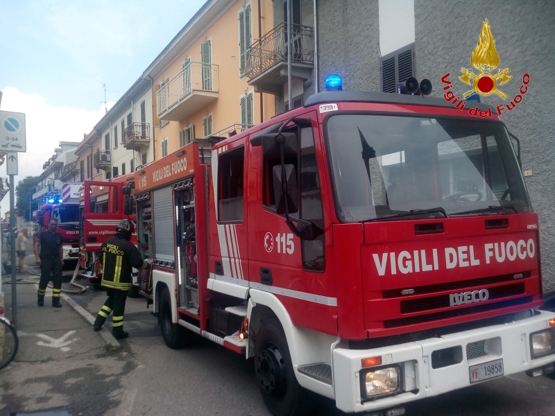 Novara, incendio abitazione in centro citt, i Vigili del Fuoco portano in salvo due bambini