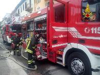 Novara, incendio abitazione in centro citt, i Vigili del Fuoco portano in salvo due bambini
