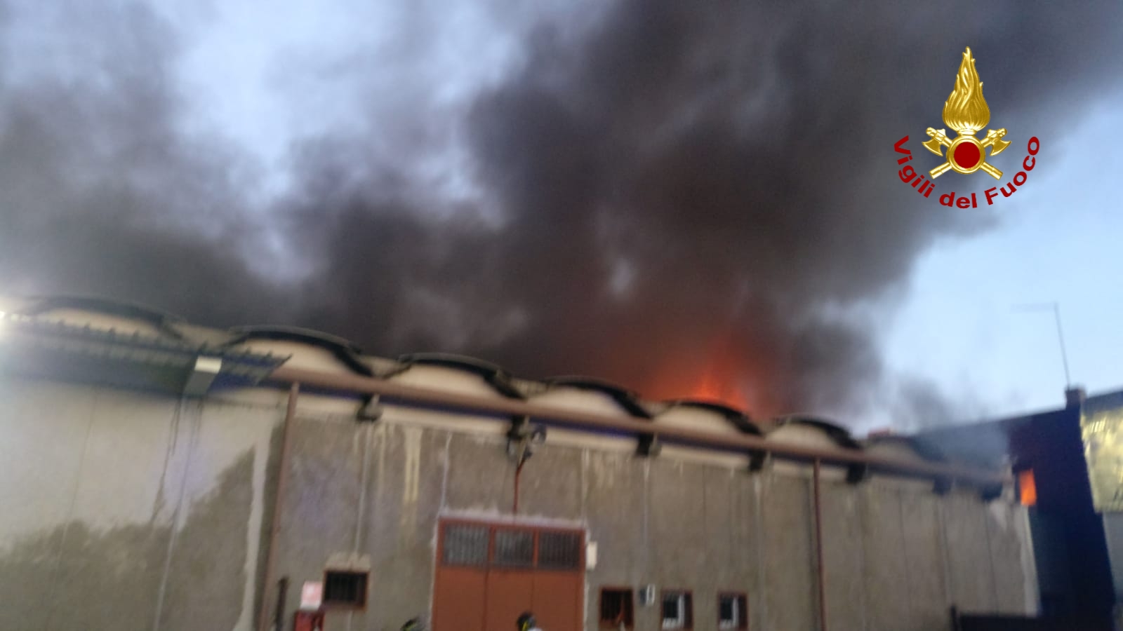 Padova, violento incendio all'interno di un'azienda di ricambi industriali