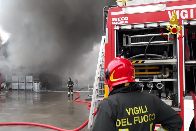  Padova, incendio devasta deposito di materiali plastici