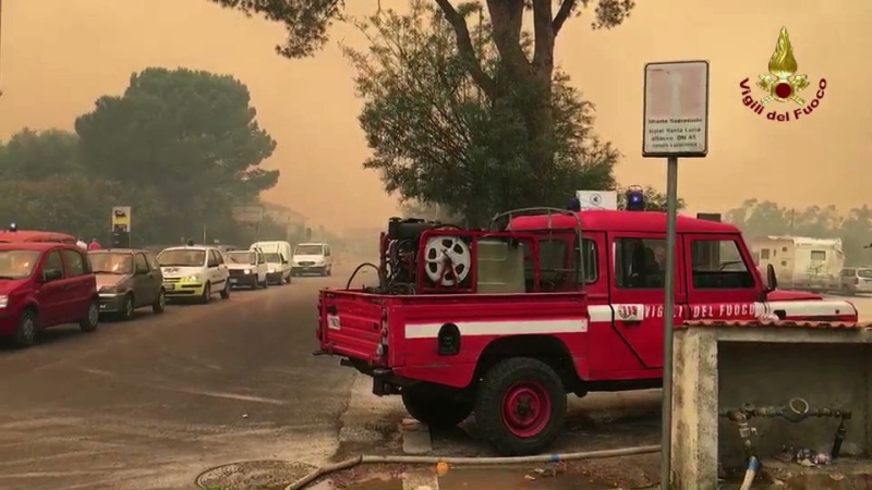 Vigili del Fuoco al lavoro per fronteggiare l'emergenza incendi boschivi in Sicilia