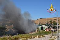  Palermo, vasto incendio in una fabbrica di gomme a Baucina 
