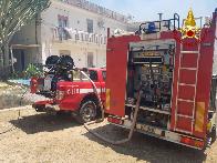Palermo, incendio vegetazione e strerpi in localit Capo Gallo