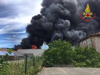 Parma, vasto incendio in uno stabilimento industriale per la produzione di prosciutto crudo