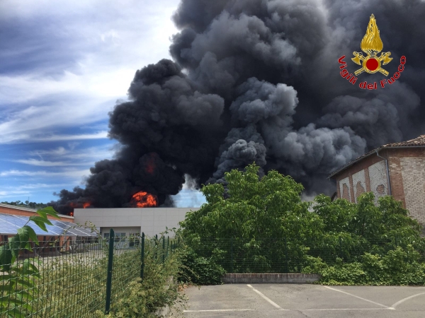 Parma, vasto incendio in uno stabilimento industriale per la produzione di prosciutto crudo
