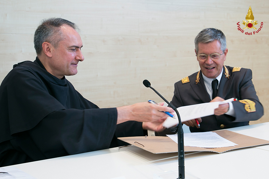 LA firma dell'accordo tra Vigili del fuoco e il Convento di San Francesco