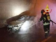 Pesaro-Urbino, incendio autovettura nella galleria 