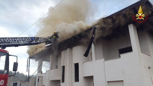 Pescara, incendio tetto a Moscufo