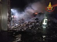 Modena, incendio capannone deposito rifiuti