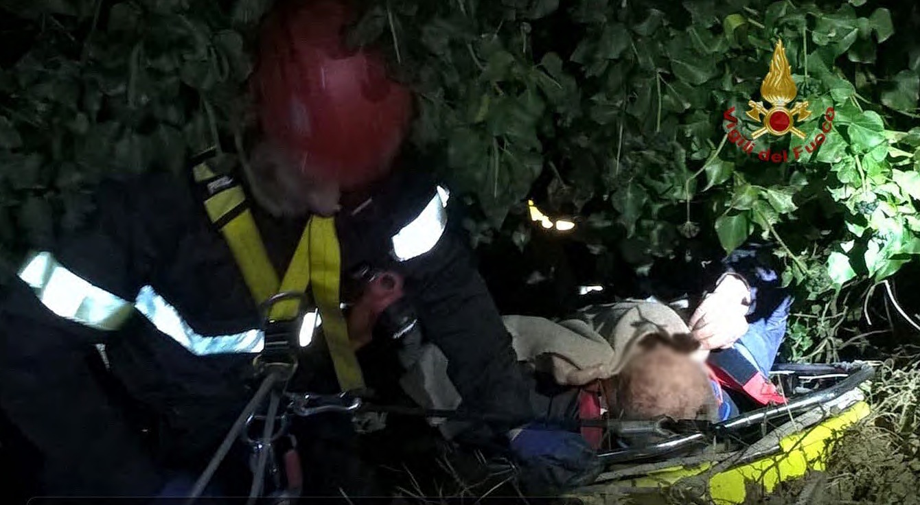 Pisa, i Vigili del fuoco  in soccorso di un anziano caduto in una scarpata