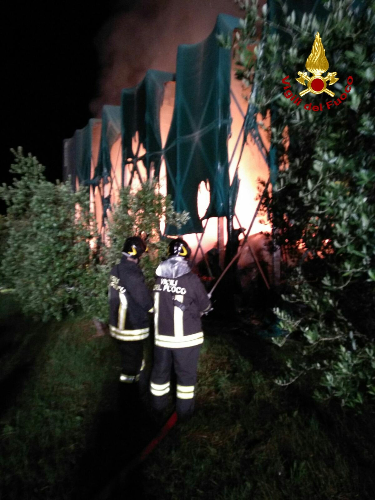 Livorno, incendio in un oleificio di Cecina