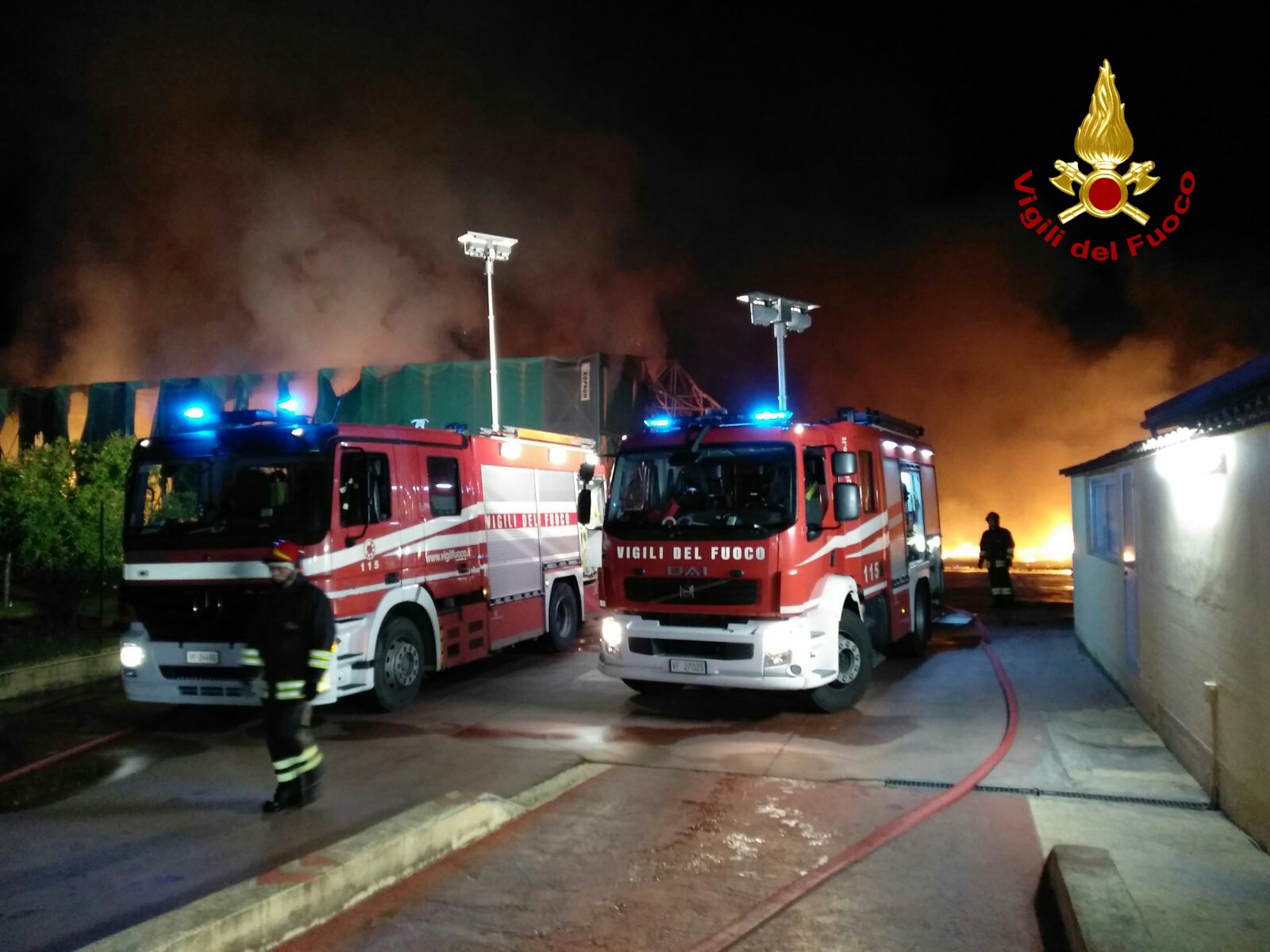 Livorno, incendio in un oleificio di Cecina