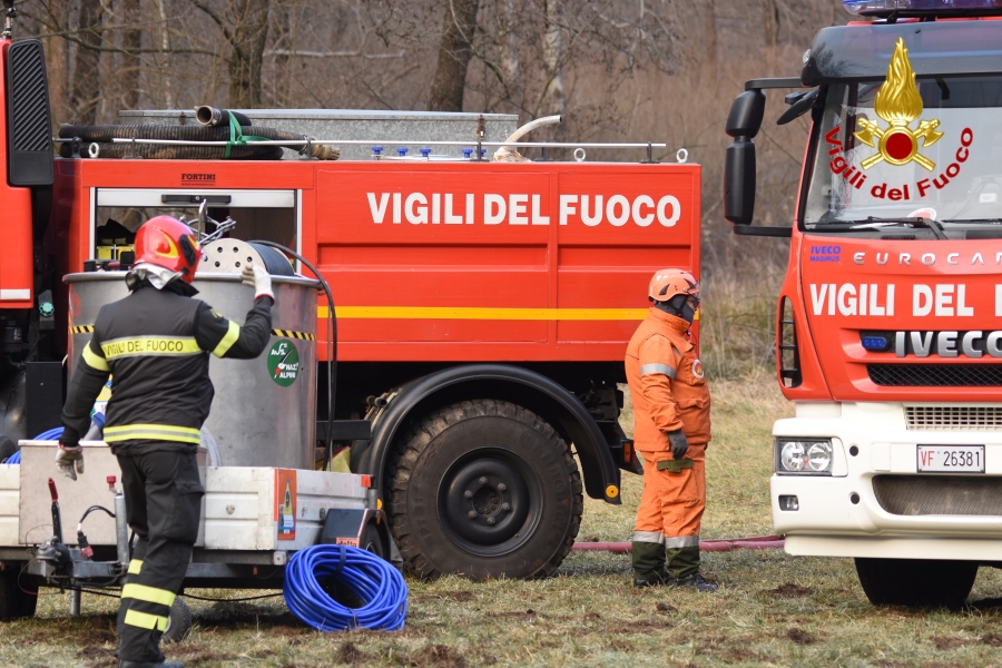 Varese, proseguono le operazioni di spegnimento sul Monte Chiusarella