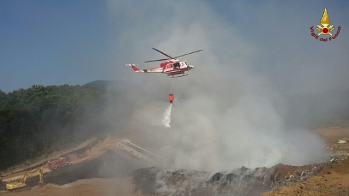 Pistoia, incendio discarica a Serravalle Pistoiese