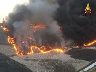 Pistoia, incendio discarica a Serravalle Pistoiese