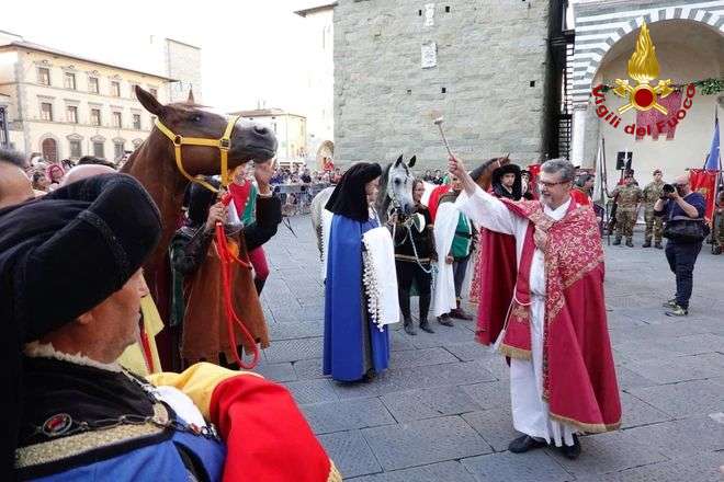 Pistoia, si  rinnovata la tradizionale vestizione di San Jacopo con il mantello rosso