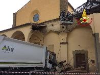 Prato, camion addetto alla raccolta rifiuti abbatte portico della chiesa di Carmignano