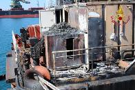 Taranto, incendio a bordo di una bettolina ancorata nel porto