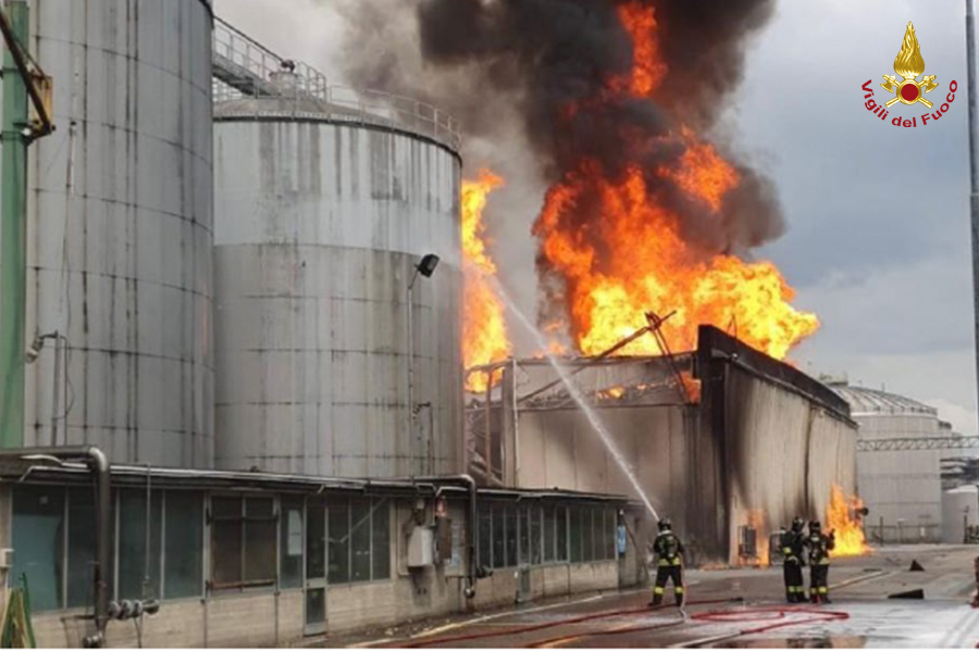 Ravenna, in fiamme una distilleria a Faenza: dieci squadre dei Vigili del fuoco al lavoro