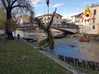 Rieti, intervento dei Vigili del fuoco per liberare il vecchio ponte romano sul Velino